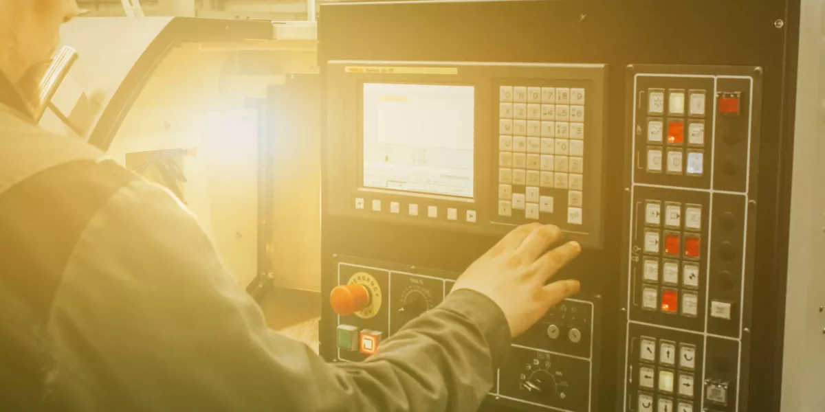 the specialist sets the program on a Metalworking machine Boîtier de commande CNC