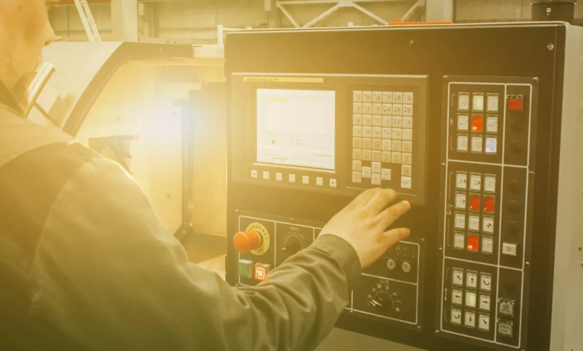 the specialist sets the program on a Metalworking machine Boîtier de commande CNC