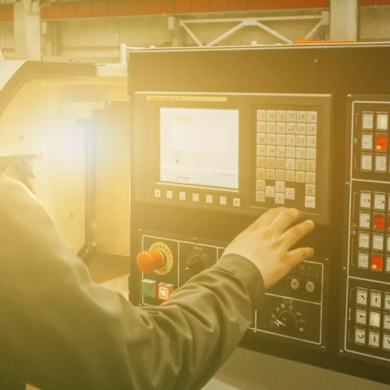 the specialist sets the program on a Metalworking machine Boîtier de commande CNC